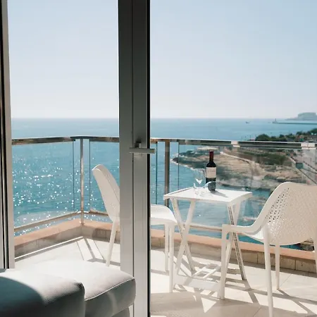 Scenic Seafront Duplex In * Sliema